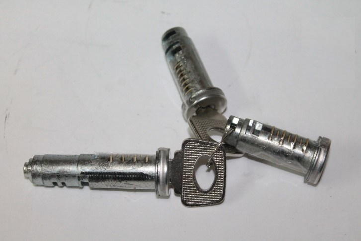 Личинка 2115-2110 замка(3шт.) 2110-6100045